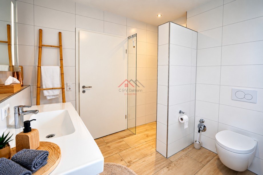 Bad mit Badewanne und Dusche Penthousewohnung Tuttlingen