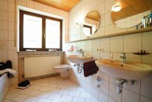 Badezimmer mit Badewanne , Waschbecken und WC im 1 OG Zuhause mit Zukunft - gro�z�giges Zweifamilienhaus mit Einliegerwohnung