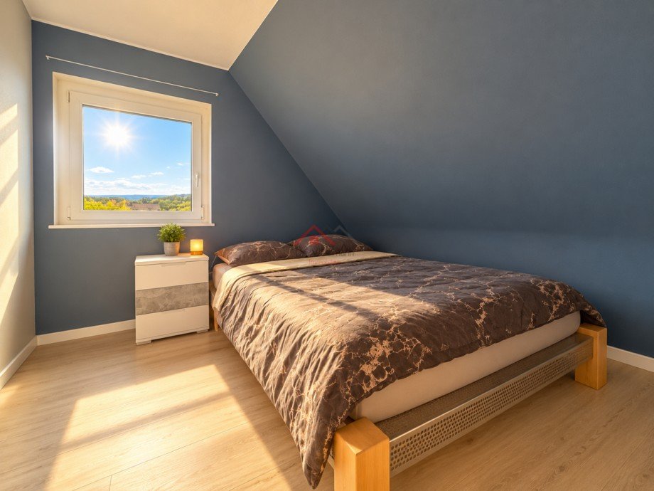 Schlafzimmer OG Zweifamilienhaus Gosheim