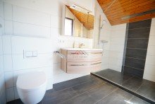 modernisiertes Badezimmer mit Walk-In Dusche Gro�e 4,5-Zimmer Wohnung mit zwei Balkonen in gr�ner und bevorzugter Wohnlage von Trossingen!