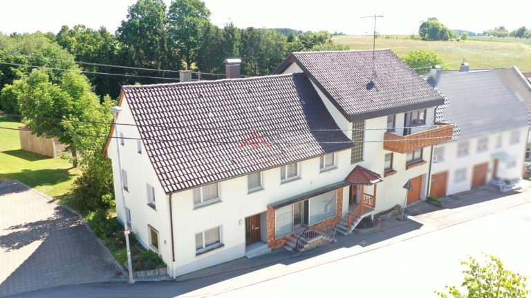 S�dwest-Ansicht Luftaufnahme Neuhausen ob Eck / Oberschwandorf Doppelhaush�lfte Zwei Doppelhaush�lften mit ehemaliger B�ckerei - Wohnen, Arbeiten und Entwicklungspotenzial unter einem Dach