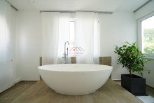 Badezimmer EG Badewanne Traumhaftes Einfamilienhaus mit Blick auf das M�hlheimer Schloss auf gro�em Grundst�ck!